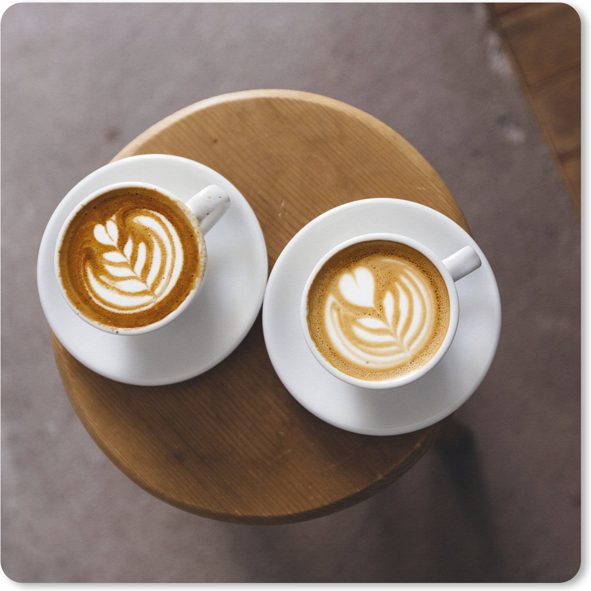 Muismat XXL 50x50 cm - Bureau onderlegger - Bureau mat Twee koppen koffie met latte art worden vanaf boven weergegeven - Bureaumat - Gaming mousepad xl - Bureaulegger groot - Computer deskmat