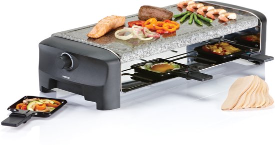 Raclette-grill met gegrilde zalm, steak, garnalen en groenten op de granieten plaat.