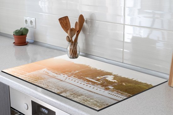 KitchenYeah® Inductie beschermer 81x52 cm - Stoomboot op een meer - Kookplaataccessoires - Afdekplaat voor kookplaat - Inductiebeschermer - Inductiemat - Inductieplaat mat