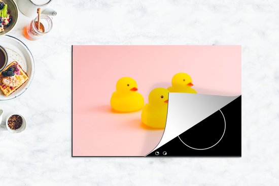 KitchenYeah® Inductie beschermer 80.2x52.2 cm - Badeenden - Geel - Roze - Kookplaataccessoires - Afdekplaat voor kookplaat - Inductiebeschermer - Inductiemat - Inductieplaat mat