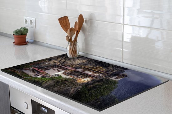KitchenYeah® Inductie beschermer 80.2x52.2 cm - Boeddhistische tempel op berg in Bhutan - Kookplaataccessoires - Afdekplaat voor kookplaat - Inductiebeschermer - Inductiemat - Inductieplaat mat