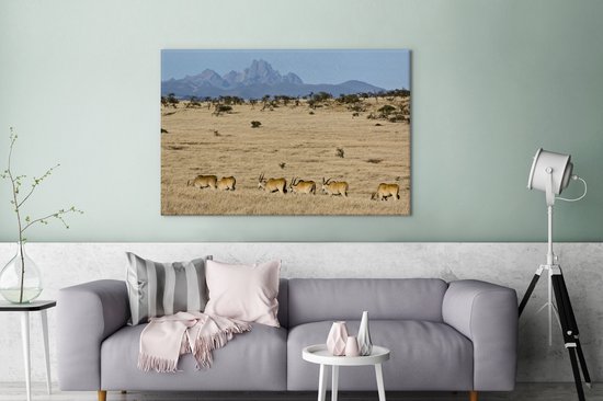 Canvas Schilderij Mount Kenya met kudde elanden op de voorgrond in Afrika - 120x80 cm - Wanddecoratie
