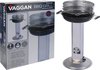 Een zwarte VAGGAN houtskoolbarbecue op een zilveren standaard met ronde basis.