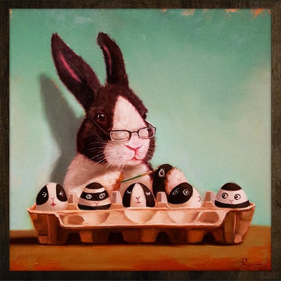 Un lapin noir et blanc portant des lunettes est assis à côté d'une boîte à œufs contenant cinq œufs de Pâques peints. Les œufs sont décorés de visages.