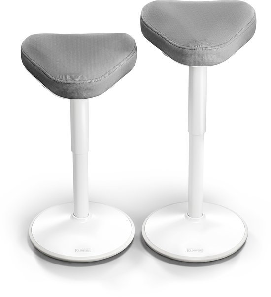 Twee witte, ergonomische zadelkrukken met grijze zittingen naast elkaar.