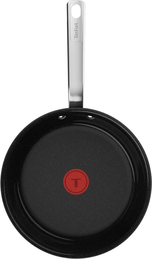 Onderkant van zwarte Tefal koekenpan met rode T-indicator in het midden en zilveren handvat.