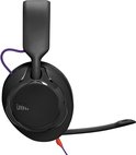 Linker oorschelp van een zwarte JBL gaming headset. Zwarte afwerking met JBL logo en een draaibare microfoon.