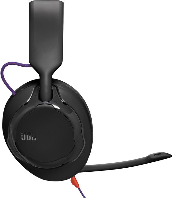 Linker oorschelp van een zwarte JBL gaming headset. Zwarte afwerking met JBL logo en een draaibare microfoon.