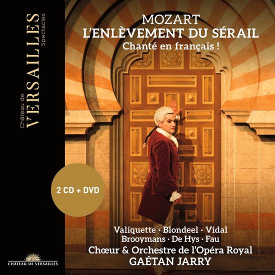Mozart's L'Enlèvement du Sérail: man in 18e-eeuws kostuum voor een houten deur op deze 2 CD + DVD-set.