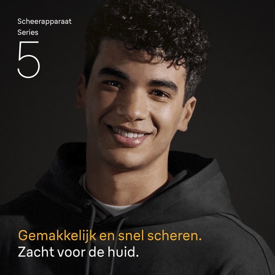 Jonge man met een glimlach, die een Braun Series 5 scheerapparaat vasthoudt.