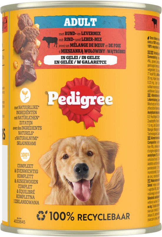 Pedigree Adult blik met rund- en levermix in gelei. Een gouden retriever kijkt naar de camera met zijn tong uit.