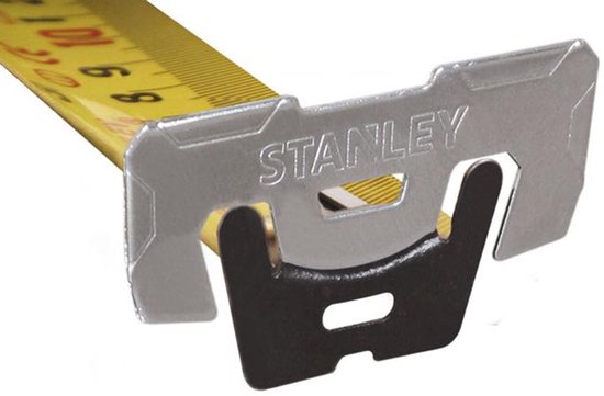 Close-up van een Stanley meetlint met zilverkleurige clip.
