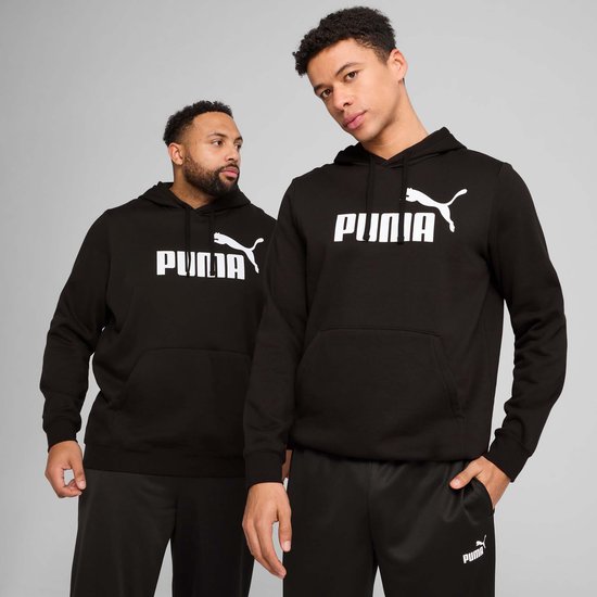 Man draagt de achterkant van een zwarte PUMA hoodie met capuchon.