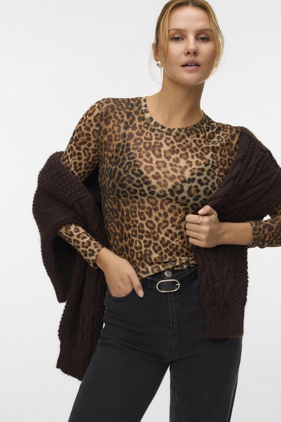 Model draagt een bruine mesh top met luipaardprint, gecombineerd met een zwarte riem en jeans.