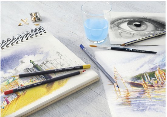 Schetsboek met potloodtekeningen van een oog en een gebouw, met aquarelpotloden, een penseel en glas water.