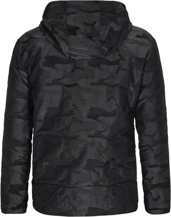 Zwarte jas met capuchon en camouflageprint, gezien vanaf de achterkant.