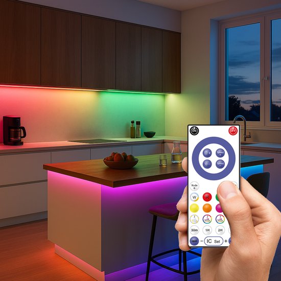 Een keuken met een kookeiland en een keukentafel, beide verlicht met een gekleurde LED-strip, bediend met een afstandsbediening.