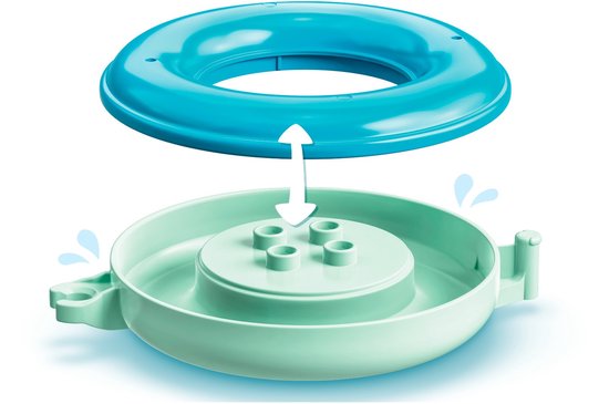 Een lichtgroen drijvend badspeelgoed onderdeel met een afneembare blauwe ring, op een witte achtergrond met een witte pijl die de montage aangeeft.