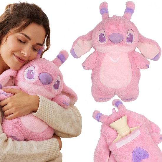 Femme câlinant une peluche Stitch Angel rose. Gros plan de la peluche avec une ouverture au dos.