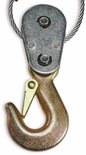 Een metalen katrol met haak en staalkabel, gemonteerd aan een metalen plaat.