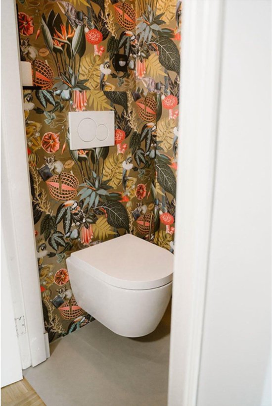 Wit toiletbedieningspaneel met twee ronde knoppen, gemonteerd aan een muur met tropische print.