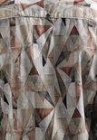 Achterkant van een overhemd met all-over geometrische print in bruin-, grijs- en wittinten op corduroy.