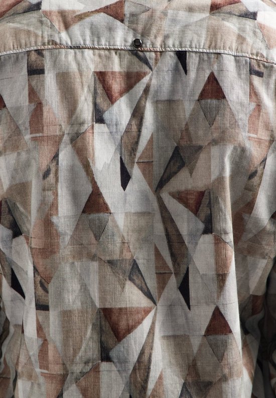 Achterkant van een overhemd met all-over geometrische print in bruin-, grijs- en wittinten op corduroy.