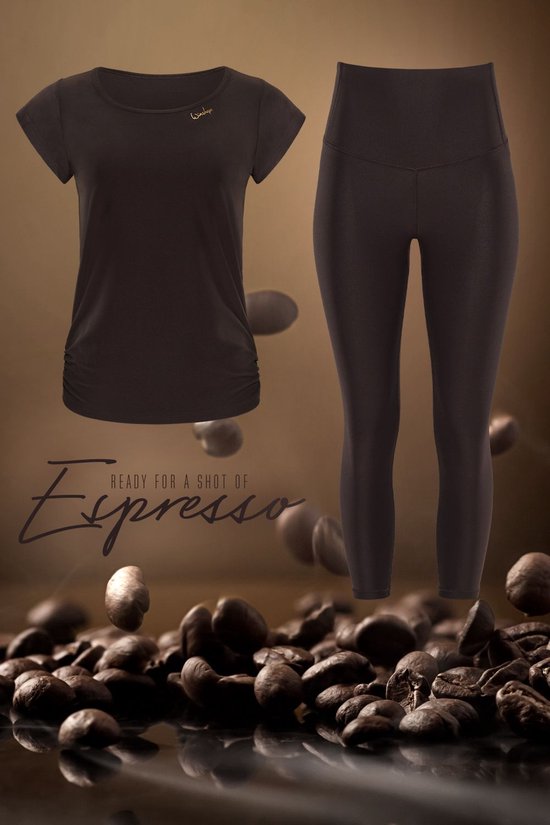 Een donkerbruin shirt met korte mouwen en ruches aan de zijkanten, naast een donkerbruine driekwart legging met hoge taille.