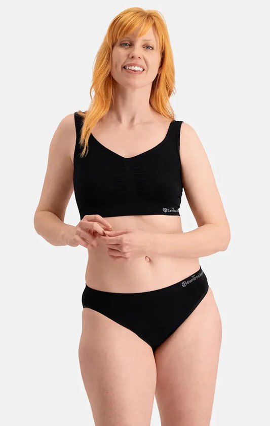 Model met blonde haren draagt zwarte tailleslips en een bijpassende crop top van Bamboo Basics.