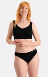 Model met blonde haren draagt zwarte tailleslips en een bijpassende crop top van Bamboo Basics.