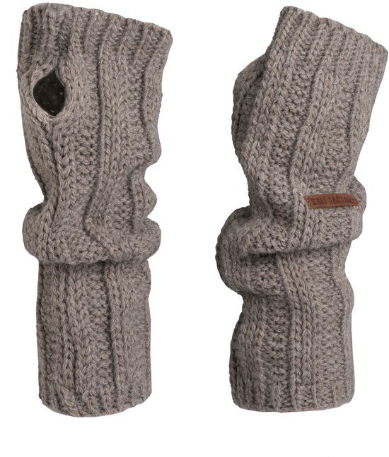 Grijze gebreide armwarmers met een leren label en een ribbelpatroon.