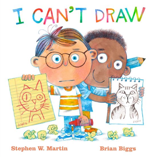 Boekcover met de titel 'I CAN'T DRAW'. Twee jongens, één met bril, houden tekeningen van katten vast. Krijtjes en potloden liggen op de grond.
