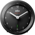 Zwarte Braun wekker met analoge wijzerplaat, witte wijzers en groene secondewijzer.