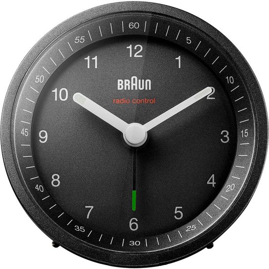 Zwarte Braun wekker met analoge wijzerplaat, witte wijzers en groene secondewijzer.