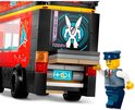 Achterkant van een rode dubbeldekker bus met 'VISIT TODAY' en een robot-afbeelding. Een LEGO bestuurder staat ernaast.
