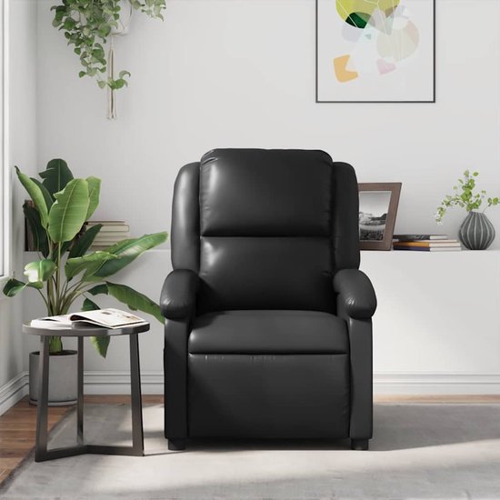 Een zwarte massagestoel staat in een woonkamer, naast een bijzettafel en planten.