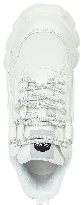 Witte Buffalo sneaker met witte veters en Buffalo-logo op de tong.