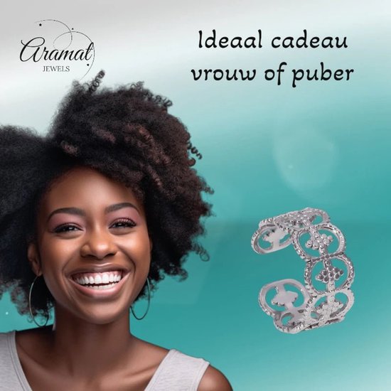 Een model met afro haar draagt een zilveren verstelbare stalen ring met cirkelvormig patroon.