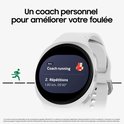 Witte smartwatch met groen scherm waarop 'Coach running' en '2. Repetitions 1.80 km, 05’40’' staat.