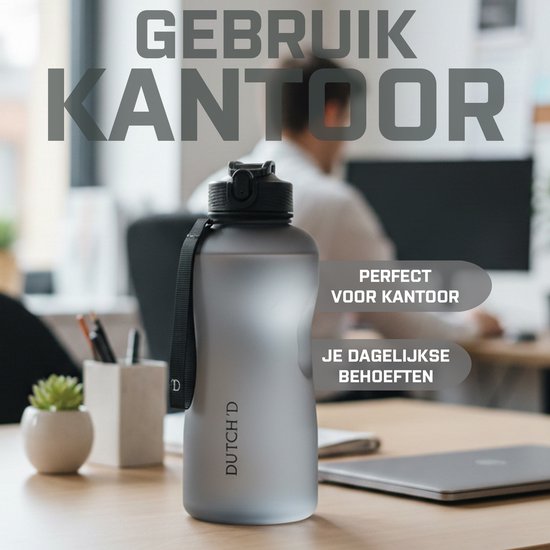 Grijze DUTCH'D waterfles op een kantoortafel, perfect voor kantoor en dagelijkse behoeften.