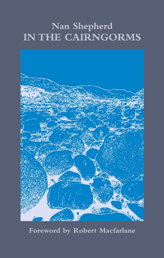 Couverture du livre 'In the Cairngorms' avec illustration bleue de rochers et de montagnes. Titre : Nan Shepherd IN THE CAIRNGORMS. Préface de Robert Macfarlane.