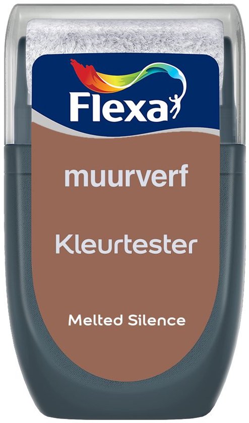 Een Flexa verfkleur tester in 'Melted Silence', een bruinige kleur.