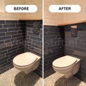 Witte toiletpot voor een muur met donkerblauwe glanzende tegels. De voegen zijn voor en na bijgewerkt.