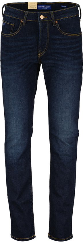 Donkerblauwe jeans met gele stiksels.