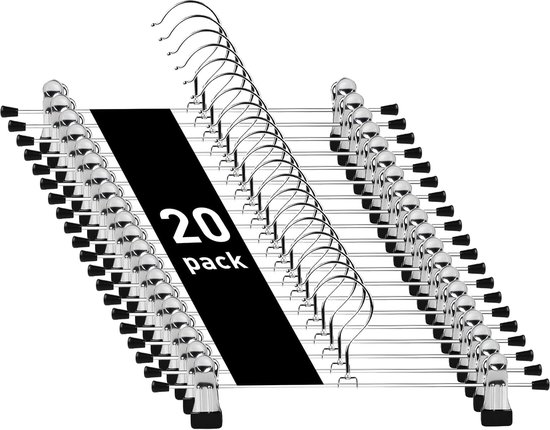 Een pak van 20 zilverkleurige kledinghangers met zwarte clips, liggend op een zwarte strook met het getal 20.