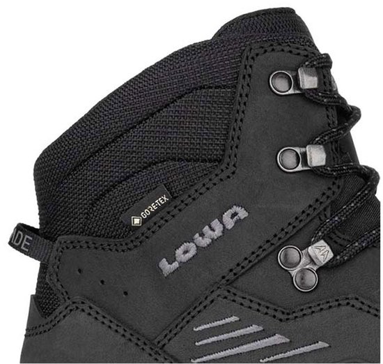 Detail van zwarte LOWA wandelschoen: Gore-Tex label, veters, logo en stiksels.