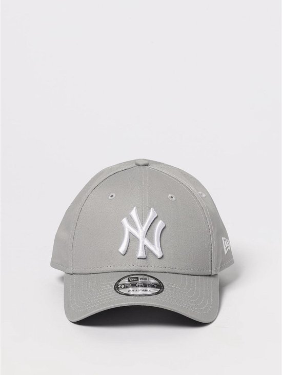 Grijze New Era 9FORTY pet met wit New York Yankees logo op de voorkant en New Era logo op de zijkant.