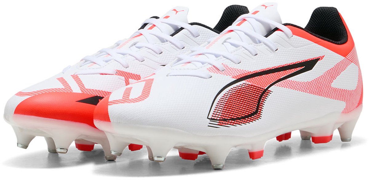 Puma Ultra 5 Play voetbalschoenen in wit met rode accenten, lichtgewicht bovenwerk en vaste metalen noppen voor grip.