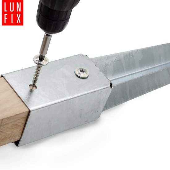 Un connecteur d'angle LUN FIX est vissé sur une poutre en bois avec une perceuse.
