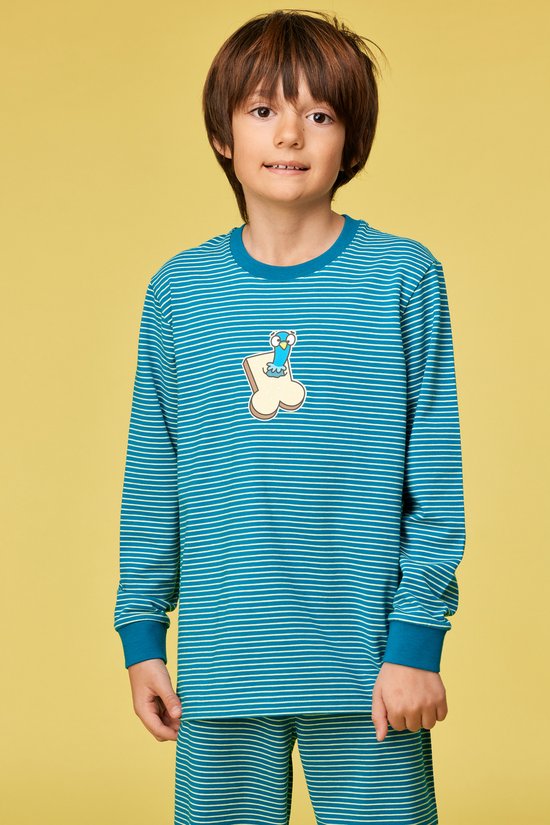 Garçon portant un pyjama bleu et vert à rayures avec un pigeon appliqué sur la poitrine.